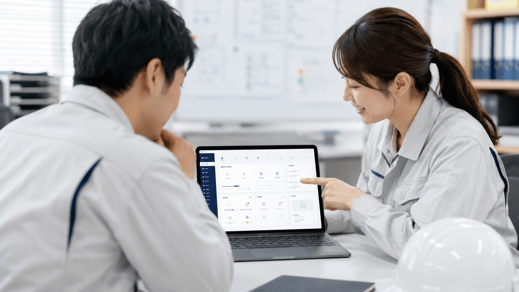 非エンジニアの社員が業務アプリを確認する様子